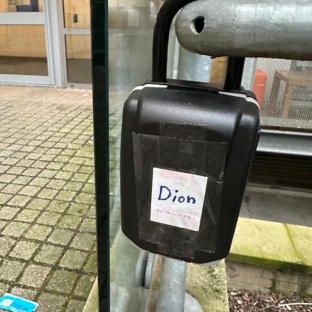 ロンドンEntire Flat In Ealingアパートメント エクステリア 写真