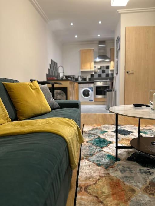 ロンドンEntire Flat In Ealingアパートメント エクステリア 写真