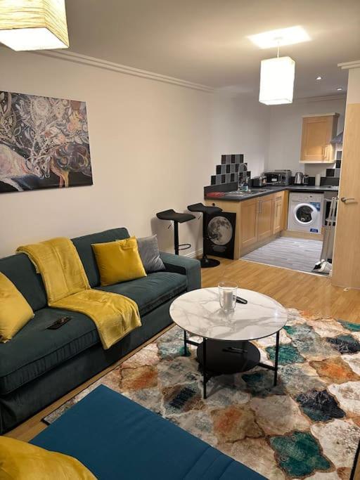 ロンドンEntire Flat In Ealingアパートメント エクステリア 写真