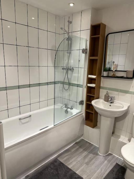 ロンドンEntire Flat In Ealingアパートメント エクステリア 写真