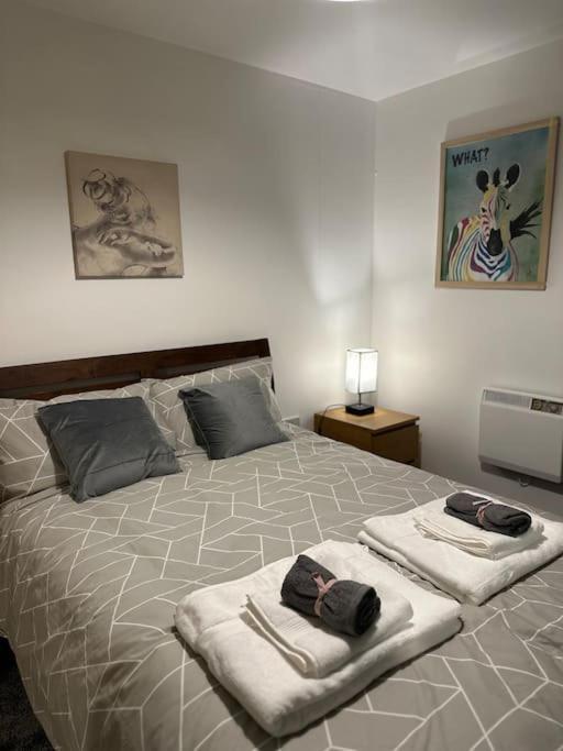 ロンドンEntire Flat In Ealingアパートメント エクステリア 写真
