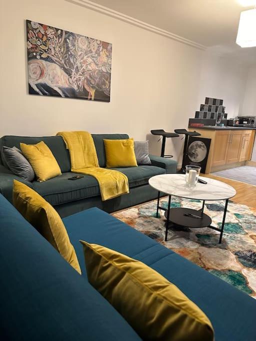 ロンドンEntire Flat In Ealingアパートメント エクステリア 写真