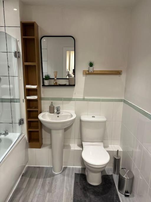 ロンドンEntire Flat In Ealingアパートメント エクステリア 写真